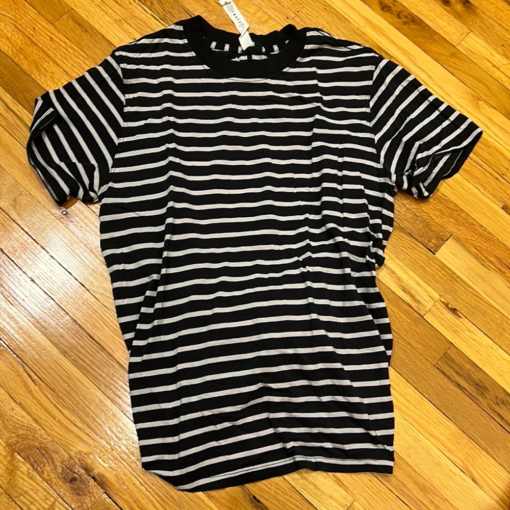 Lululemon tee Size 2